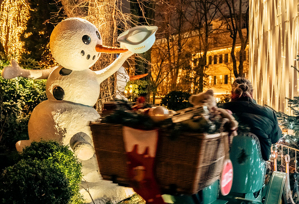 Snemand og børn i Tivoli til jul.