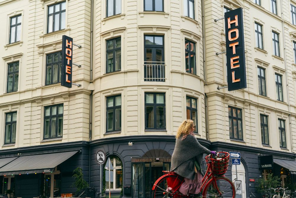 Ibsens Hotels facade med rød cykel