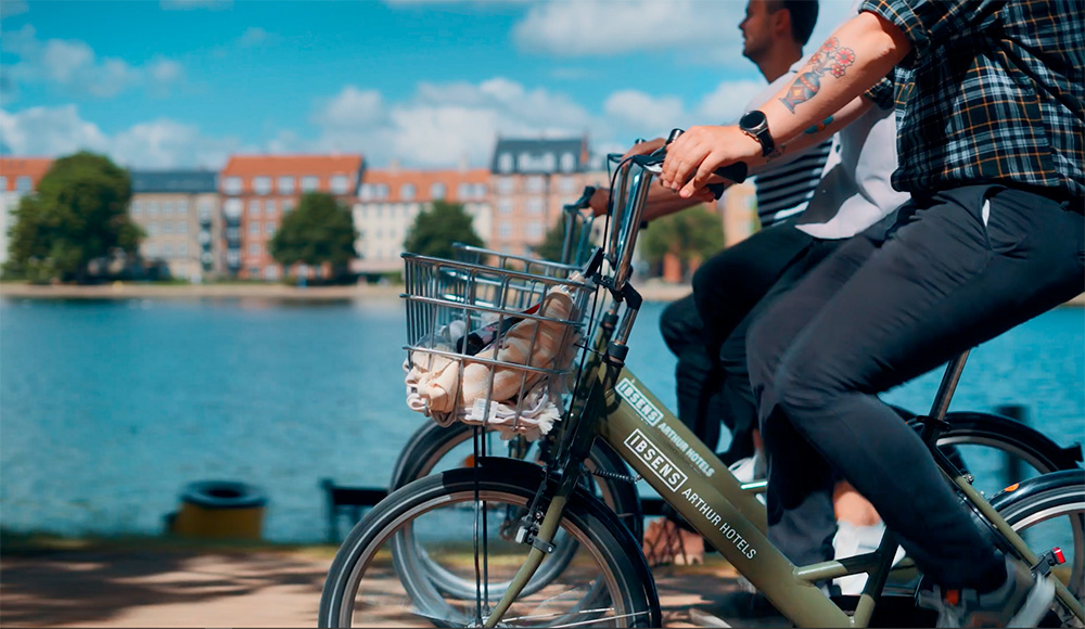 En gruppe venner cykler ved søerne i København.